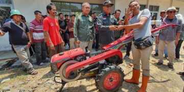 Petani Majalengka Dapat Bantuan Puluhan Traktor dari Kementan