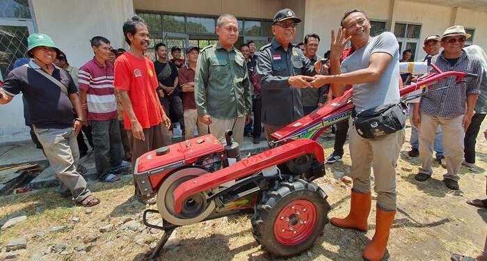 Petani Majalengka Dapat Bantuan Puluhan Traktor dari Kementan