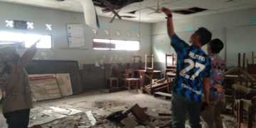 Plafon Ruang Kelas SDN 2 Waled Kota Ambruk