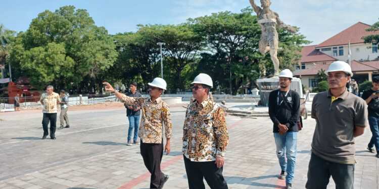 Sidak Alun-alun Taman Pataraksa, Bupati Imron Ingatkan Waktu