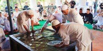 Warga Rebutan Air Bekas Siraman Panjang