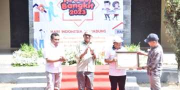 OJK Beri Penghargaan Pemda Kuningan Pada Program Satu Rekening Satu Pelajar Terbaik