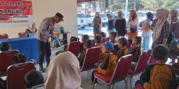 Tingkah Lucu Anak-anak Kober Binangkit, Bikin Kapolsek Ligung Tertawa di Kegiatan Pengenalan Polisi