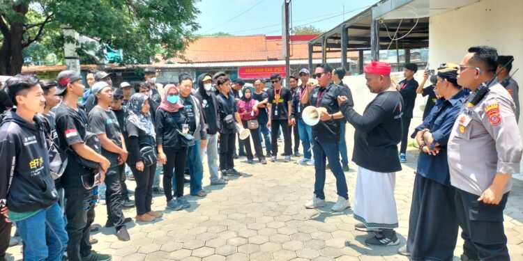 Buruh PT Panjunan Demo Tuntut Hak Pekerja