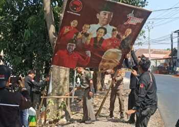 32 Panwascam Bersama Satpol PP Mulai Tertibkan APS Langgar Aturan