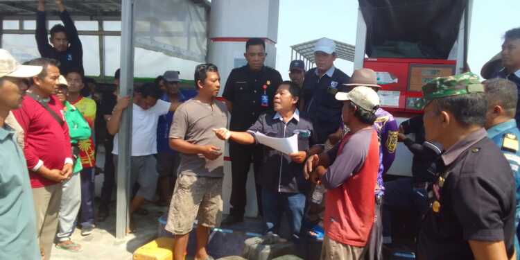 Nelayan Asal Indramayu Mengamuk dan Banting Jerigen Kosong di SPBN Karangsong