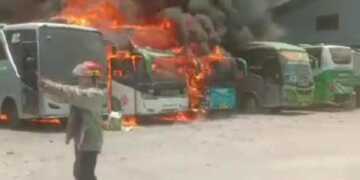 5 Bus Sahabat Terbakar di Parkiran