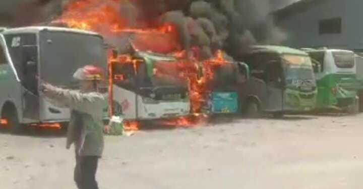 5 Bus Sahabat Terbakar di Parkiran