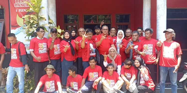 Kader PDI Perjuangan Kuningan Nobar Deklarasi Bacawpres Ganjar