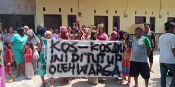Puluhan Emak-emak Segel Kosan di Jatibarang