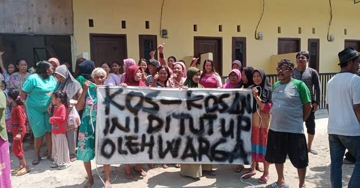 Puluhan Emak-emak Segel Kosan di Jatibarang