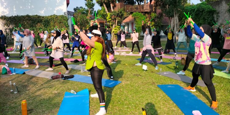 Puluhan Kaum Hawaa Ikuti Ikuti Pound Fit di Metland Hotel Cirebon