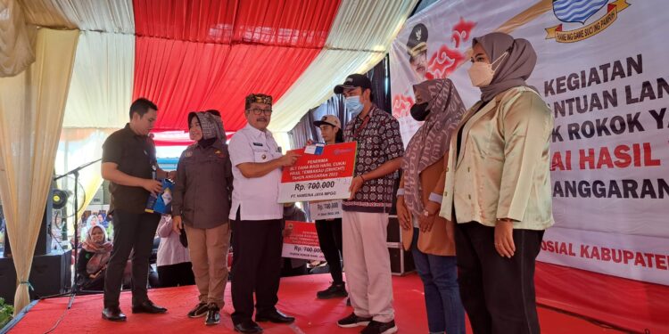 Ribuan Buruh Pabrik Rokok di Kabupaten Cirebon Dapat BLT