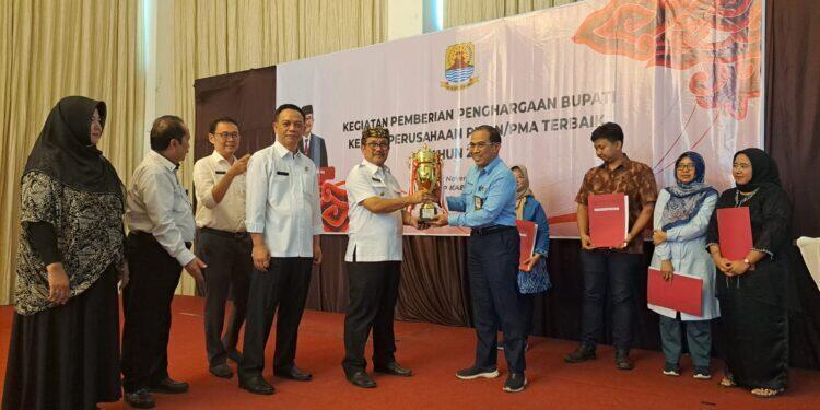 Bupati Berikan Penghargaan kepada Perusahaan Terbaik