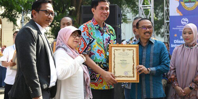 Puncak HDI, Pj Bupati Kuningan Raih Penghargaan dari Pemprov Jabar