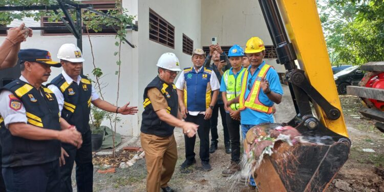 Bupati Imron Serahkan Tiga Alat Berat ke DPUTR