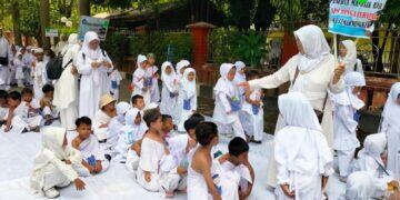 Ratusan Anak Usia Dini Ikuti Peragaan Manasik Haji di Disdik Kota Cirebon