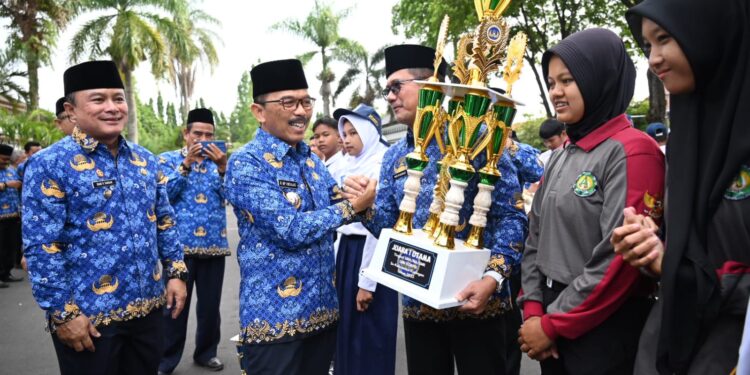 Pj Bupati Iip Serahkan Piala Juara LBBI