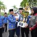 Pj Bupati Iip Serahkan Piala Juara LBBI