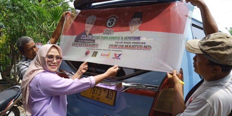 Sosialisasi Ganjar-Mahfud, DPC PDI Kota Cirebon Pasang Stiker di Angkot