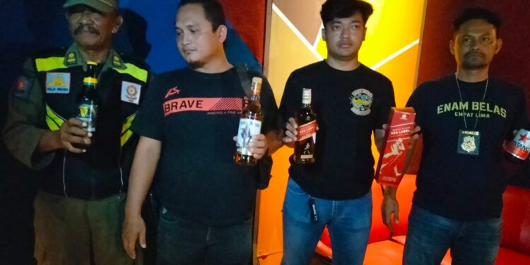 Razia Tempat Hiburan Malam, Polres Ciko Sita Puluhan Botol Miras