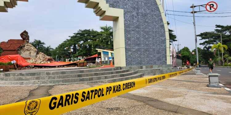 Gapura Tradisional Taman Patarakasa Kembali Ambruk