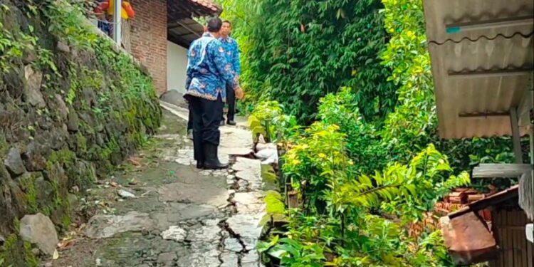 Jalan di Desa Sinarancang Amblas, Belasan Rumah Terancam Terisolir