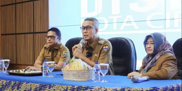 Pj Walikota Cirebon Briefing Staf di Kantor Disdik