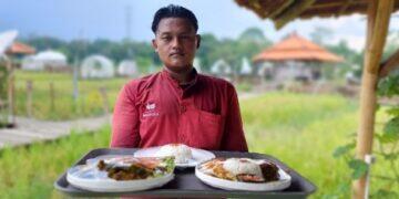 Nikmatnya Makan Bebek di Tengah Sawah Saung Sabin