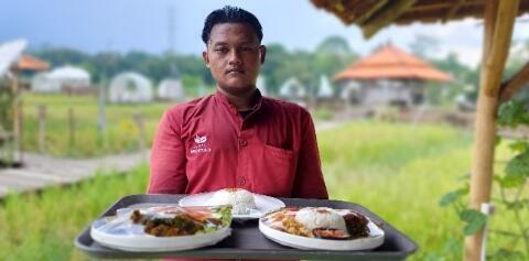 Nikmatnya Makan Bebek di Tengah Sawah Saung Sabin