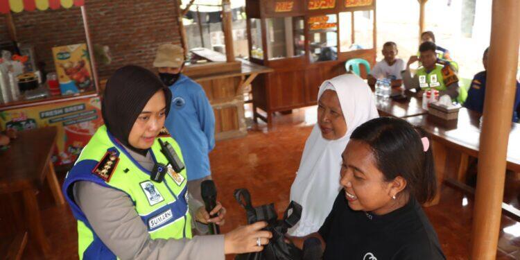 Kapolresta Cirebon Salurkan Ratusan Paket Bantuan Makanan Sehat kepada Nelayan