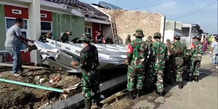 TNI Bantu Warga Korban Angin Puting Beliung di Desa Banjarwangunan