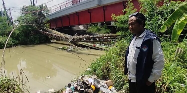 Rangka Pipa Instalasi di Sungai Kalijaga Rusak, Sumbat Saluran air Hingga Sampah