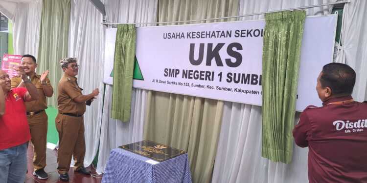 Tingkatkan Kesehatan dan Kesejahteraan Siswa, Bupati Imron Resmikan UKS SMPN 1 Sumber