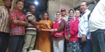 Ketua PMI Kabupaten Cirebon Salurkan Bantuan untuk Korban Puting Beliung di Desa Pesaleman