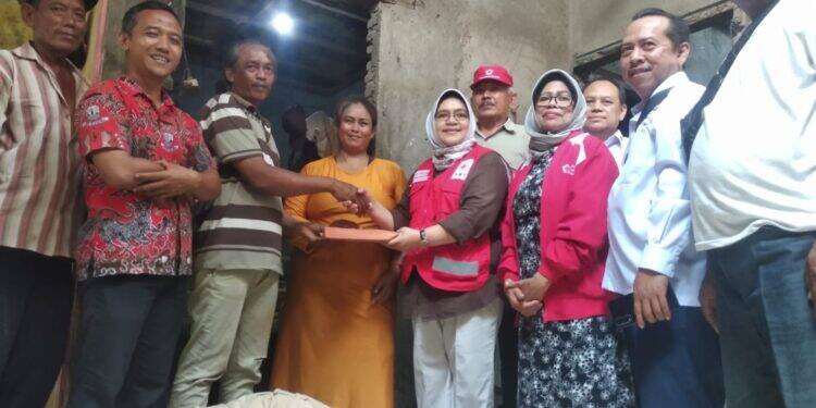 Ketua PMI Kabupaten Cirebon Salurkan Bantuan untuk Korban Puting Beliung di Desa Pesaleman
