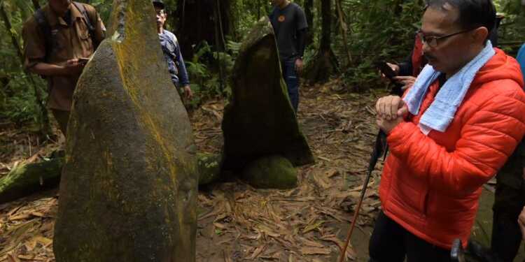 Pj Bupati Iip Lakukan Ekspedisi ke Batu Naga di Gunung Tilu