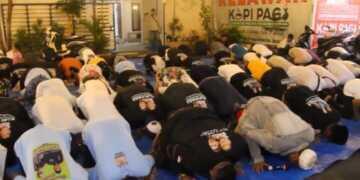 Unggul Diquick Count, Relawan Kopi Pagi Gelar Sujud Syukur