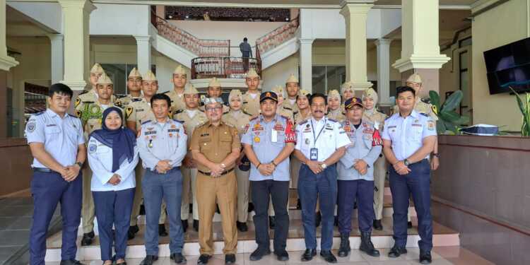 Bupati Imron Terima Belasan Taruna-Taruni STTD yang Akan Magang di Kabupaten Cirebon