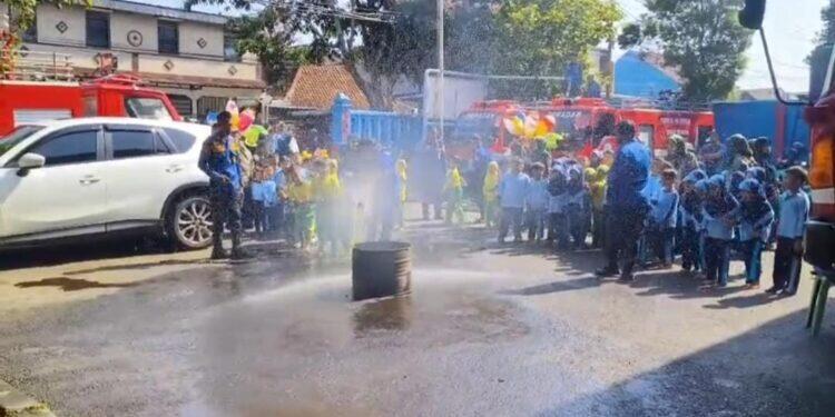 Damkar Beri Keseruan Siswa RA Al Istiqomah