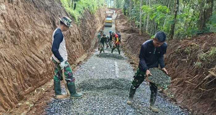 Satgas TMMD Kodim 0617 Majalengka Kebut Pembangunan Jalan di Cipasung