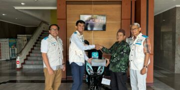 Yayasan Baitul Maal PLN UP3 Cirebon Serahkan Bantuan Motor Listrik