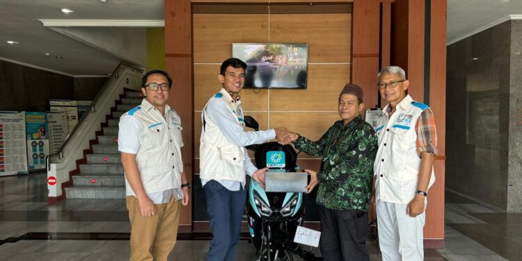 Yayasan Baitul Maal PLN UP3 Cirebon Serahkan Bantuan Motor Listrik