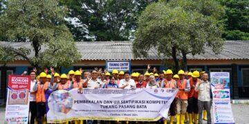 31 Tukang Bangunan Desa Binaan Indocement Cirebon Mendapat Sertifikasi Kompetensi dari KemenPUPR