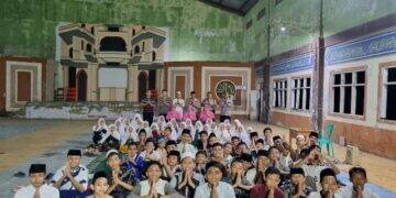 Polsek Gebang Berbagi Kebahagiaan dengan Anak Yatim Piatu