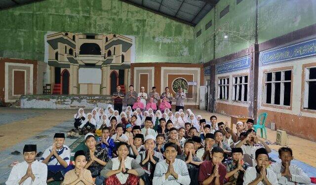 Polsek Gebang Berbagi Kebahagiaan dengan Anak Yatim Piatu