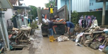 DLH Terjunkan Belasan Truk Sampah di Lokasi Banjir