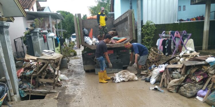 DLH Terjunkan Belasan Truk Sampah di Lokasi Banjir