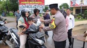 Kapolres Indramayu Bagi Takjil ke Pengendara