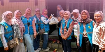 Srikandi PLN UP3 Cirebon Berikan Bantuan Sembako ke Masyarakat Kutagara Utara